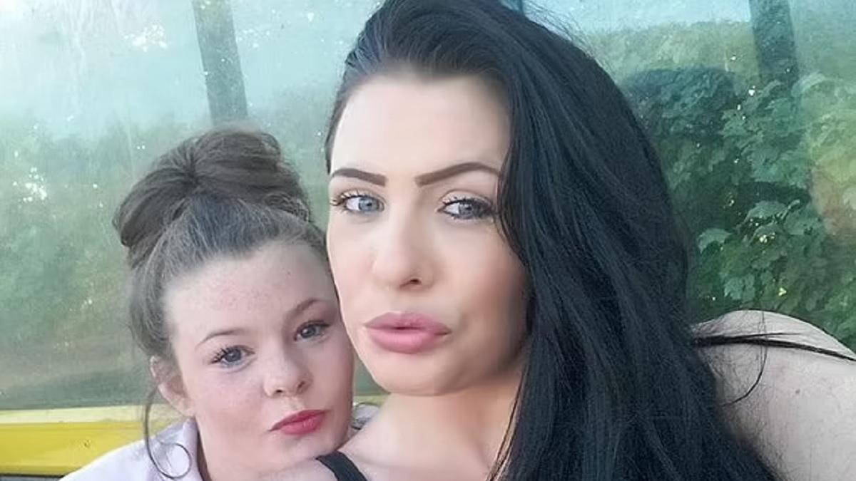 केली हीले अपनी बेटी स्‍काई साल्‍टर के साथ (Facebook) 