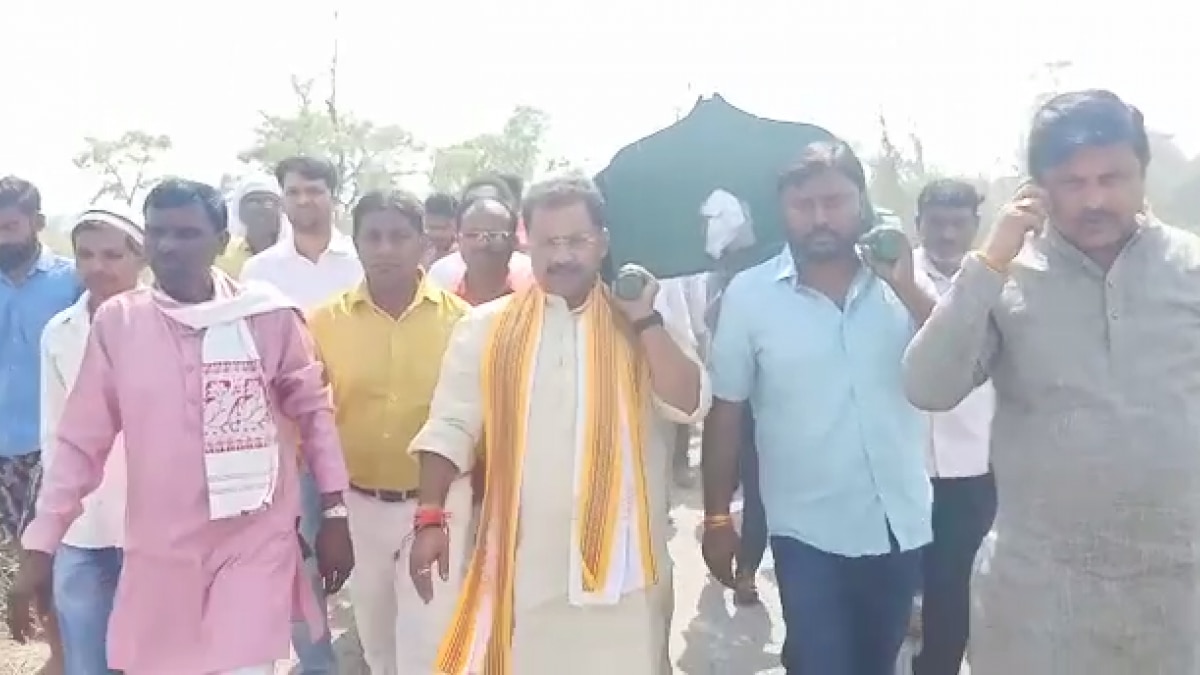 बाबर के जनाजे को कंधा देते बीजेपी विधायक