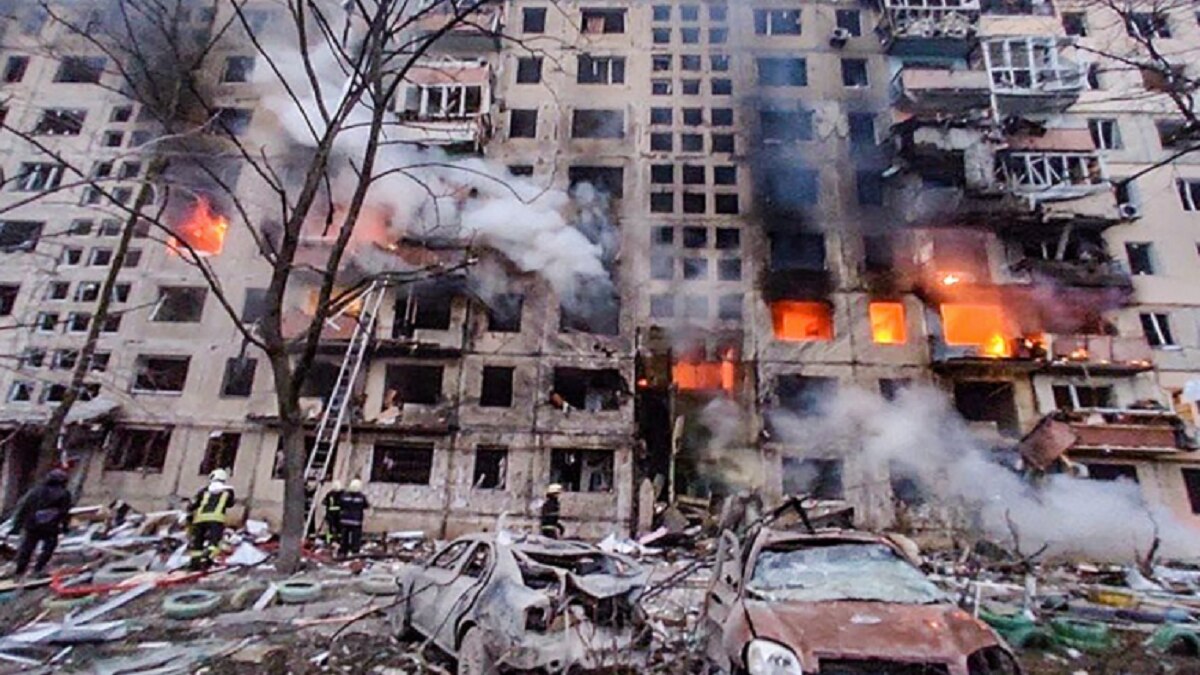 कीव में रूस रिहायशी इमारतों को भी निशाना बना रहा