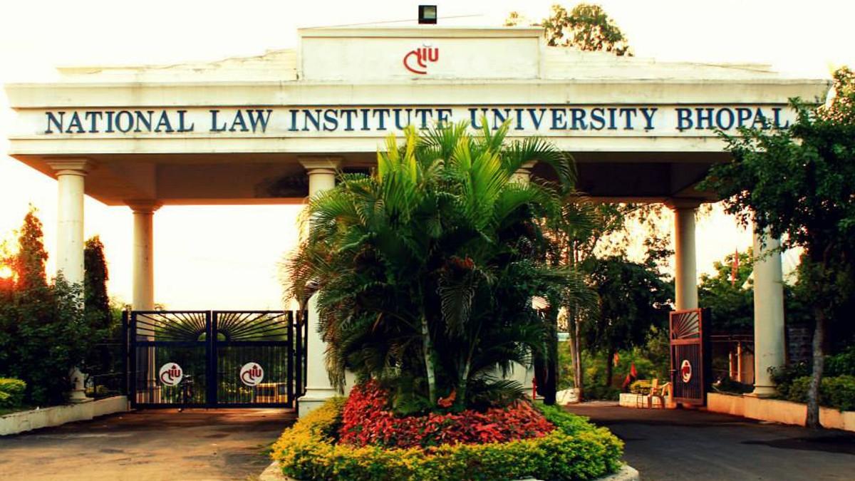 आरोपी प्रोफेसर का इस्तीफा ले लिया गया है.