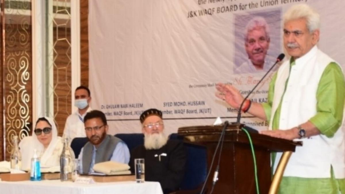 J-K: वक्फ बोर्ड से LG मनोज सिन्हा की अपील- शैक्षणिक संस्थान, कौशल विकास केंद्र बनाएं