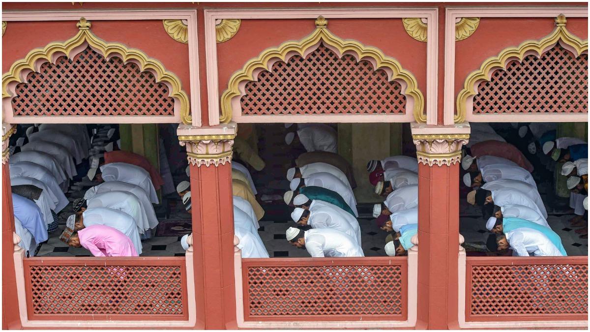 मस्जिद में नमाज अदा करते लोग (प्रतीकात्मक तस्वीर-पीटीआई)