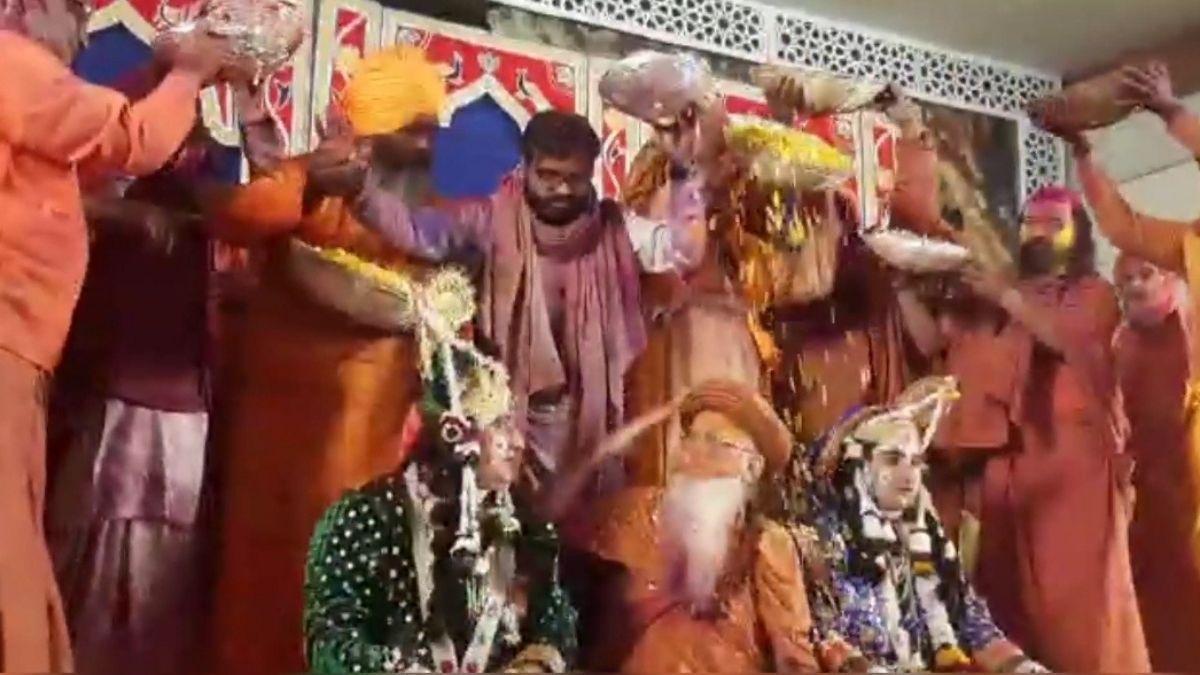 संत और श्रद्धालुओं ने खेली भगवान के साथ फूलों की होली. (Photo: Aajtak)