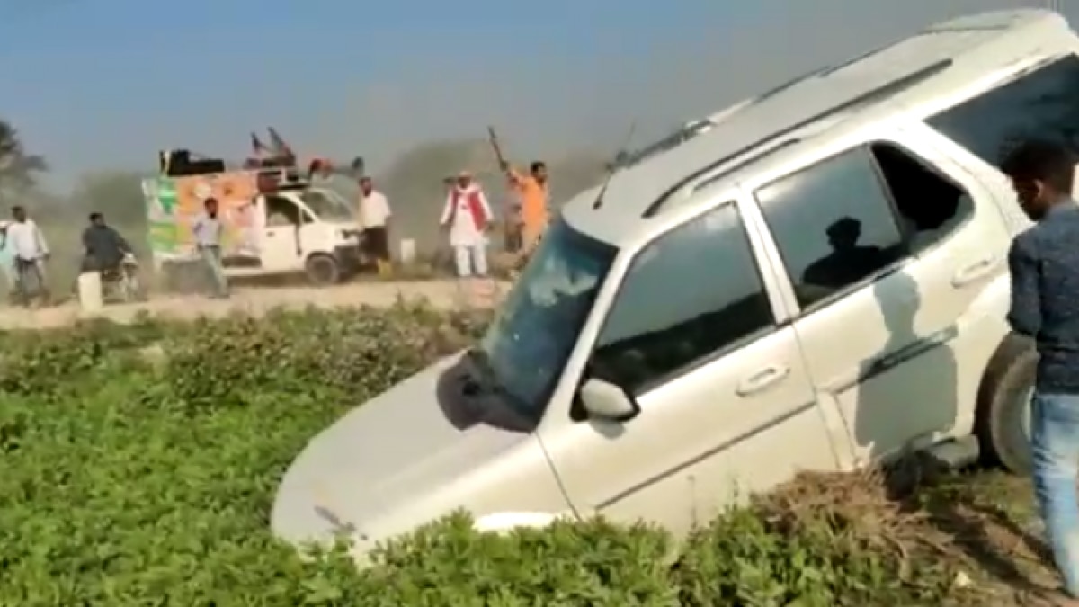 स्वामी प्रसाद मौर्य के काफिले पर पथराव