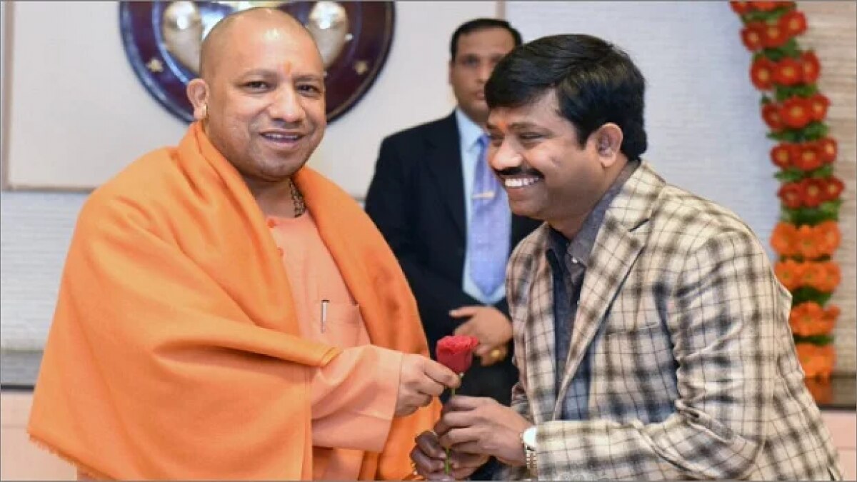 मुख्यमंत्री योगी आदित्यनाथ के साथ नंद गोपाल नंदी (फाइल फोटो)