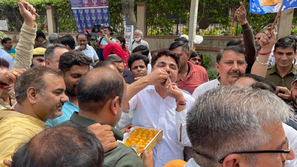 AAP MLA नरेश बाल्यान अपने समर्थकोंं के साथ पहुंचे 