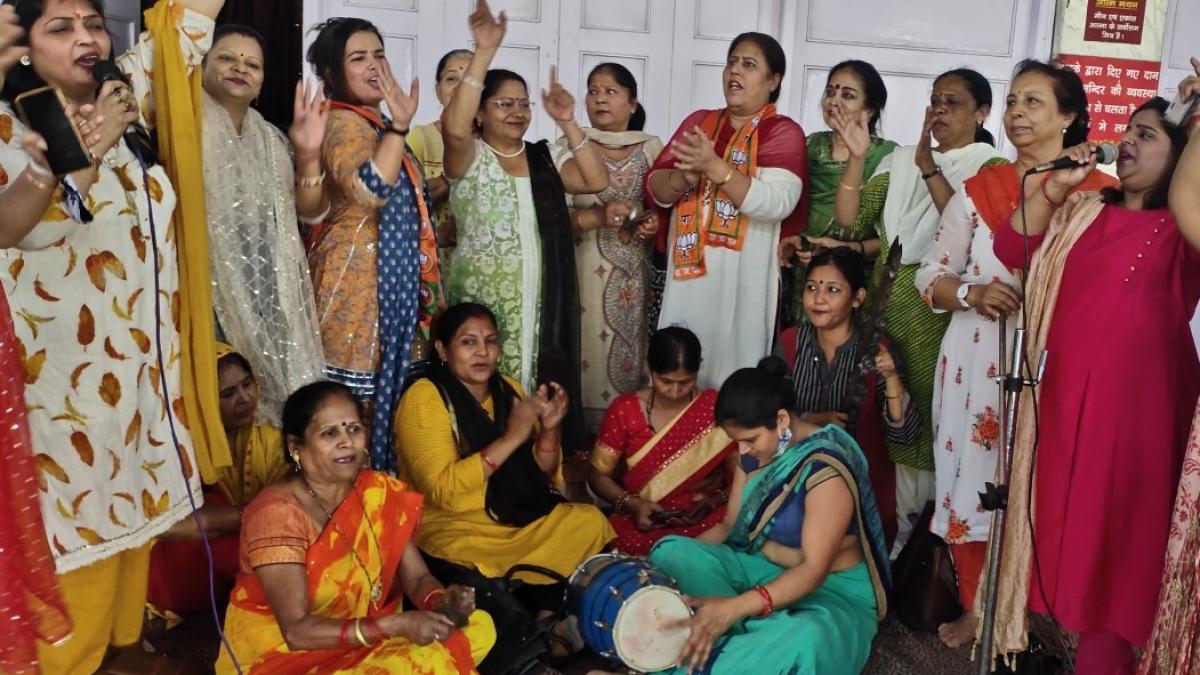 भजन कीर्तन करतीं महिलाएं