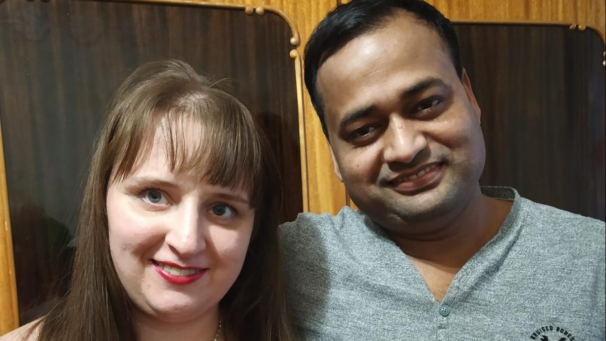 बिहार के राकेश अपनी पत्नी अक्साना के साथ.