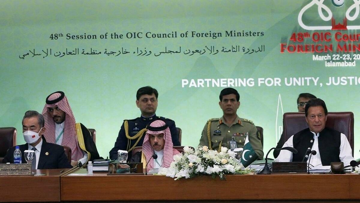ओआईसी की बैठक में इमरान खान के साथ चीन और सऊदी के विदेश मंत्री (Photo- Reuters)