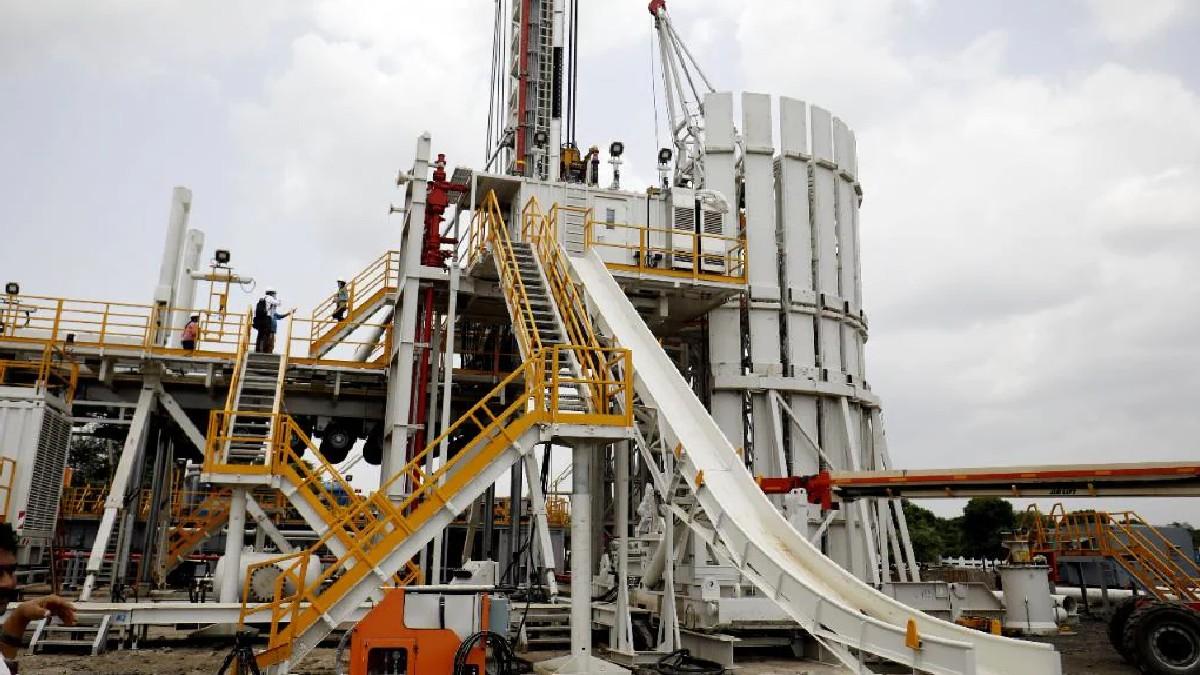 अमेरिका ने रूस से तेल और गैस का आयात न करने का ऐलान किया 