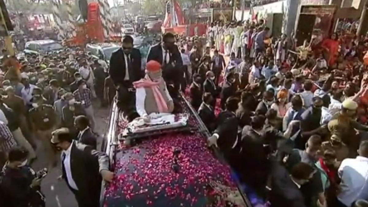 LIVE: वाराणसी में पीएम मोदी का 3 KM लंबा रोड शो, सरदार पटेल की मूर्ति पर किया माल्यार्पण, बाबा विश्वनाथ के करेंगे दर्शन