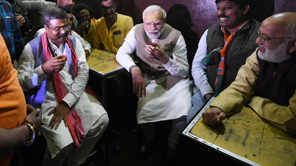 चाय की चुस्की लेते पीएम मोदी.