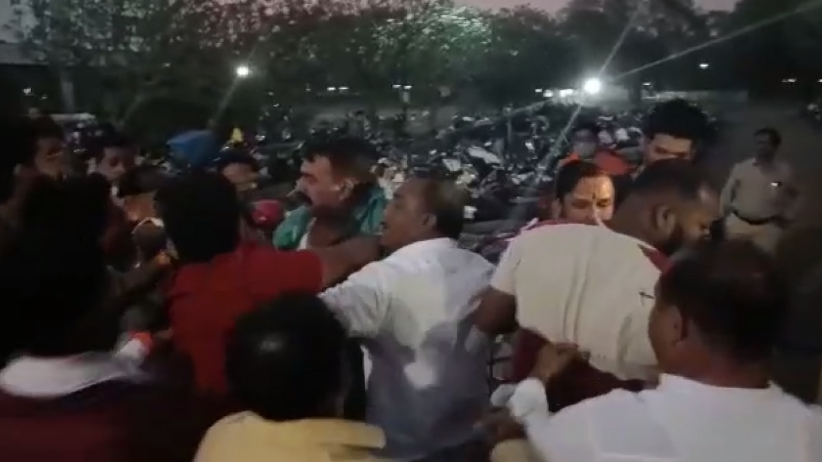 शिवसैनिकों ने कर दी युवक की पिटाई