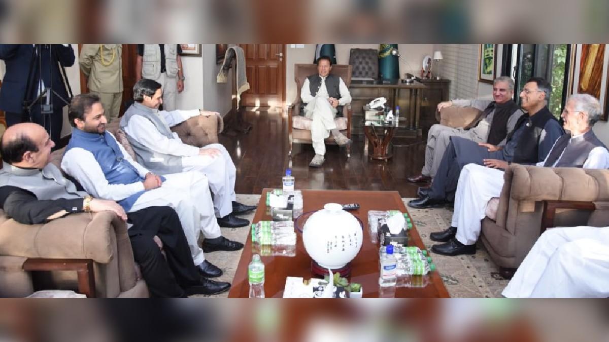 राजनीतिक अस्थिरता के बीच प्रधानमंत्री इमरान खान से मुलाकात करता PML-Q का दल.