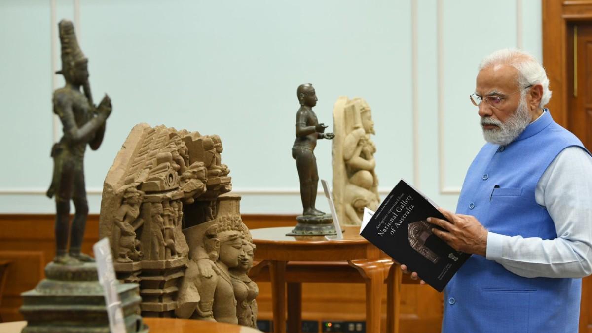पीएम मोदी ने ऑस्ट्रेलिया से वापस लाई गईं इन प्राचीन मूर्तियों का निरीक्षण किया