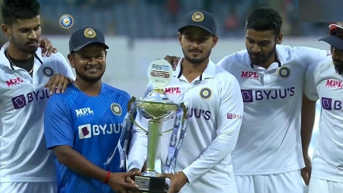 प्रियंक पंचाल ट्रॉफी के साथ 