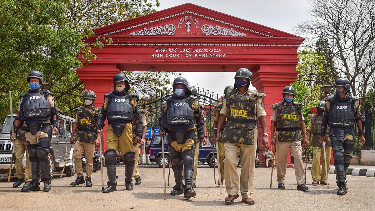 कर्नाटक हाई कोर्ट के बाहर तैनात रहा भारी सुरक्षा बल (फोटो पीटीआई)