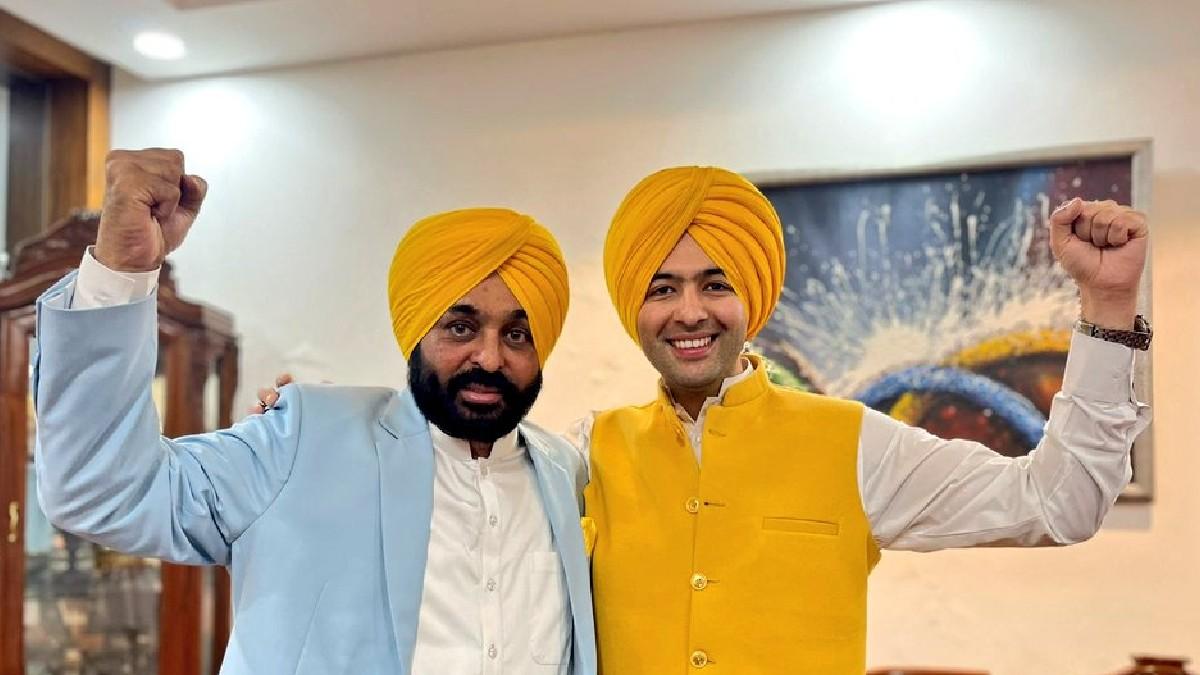 भगवंत मान के साथ राघव चड्ढा (फाइल फोटो)