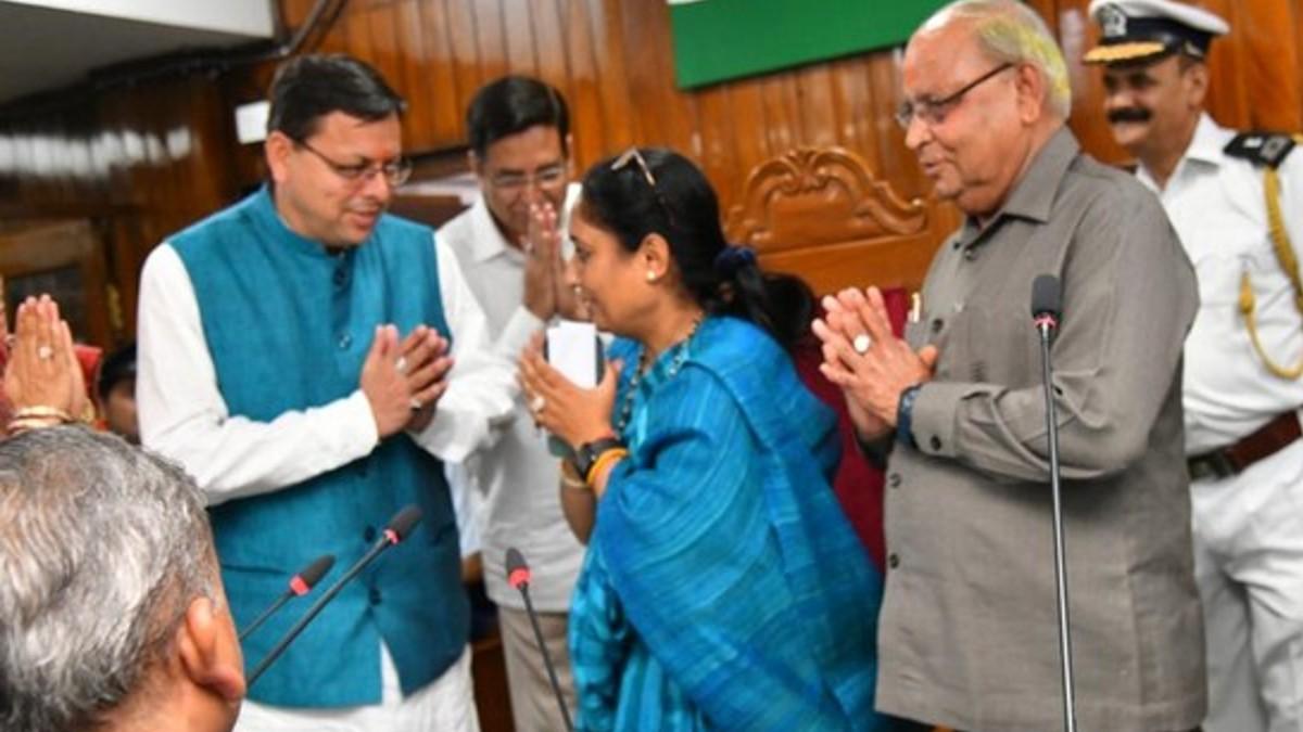 रितू खंडूरी को बधाई देते मुख्यमंत्री पुष्कर सिंह धामी.