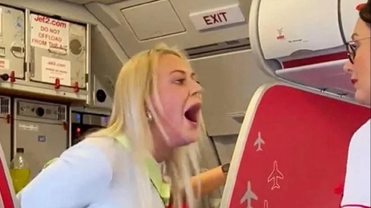 चिल्लाई, यात्रियों को 'थप्पड़ मारे', फिर उड़ती फ्लाइट में दरवाजा खोलने लगी महिला!