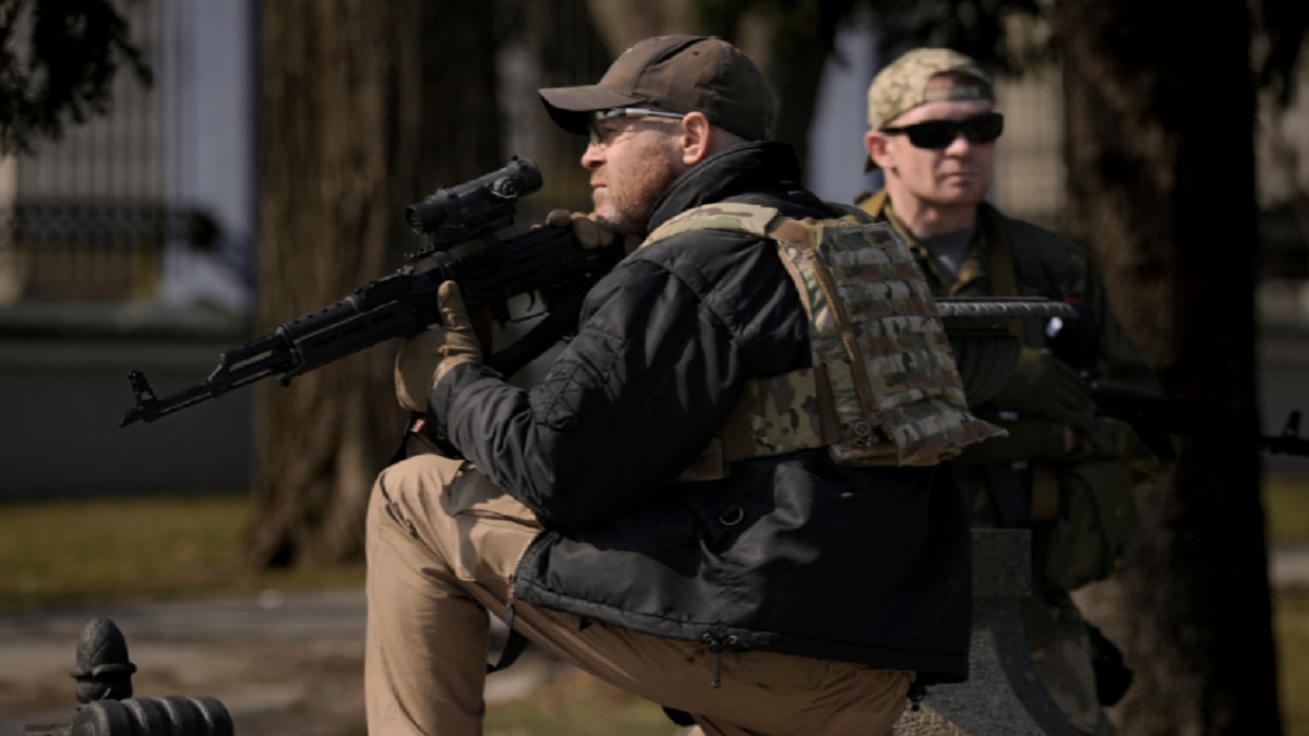 कीव में तैनात यूक्रेन के सैनिकों की तस्वीर (फोटो-AP)