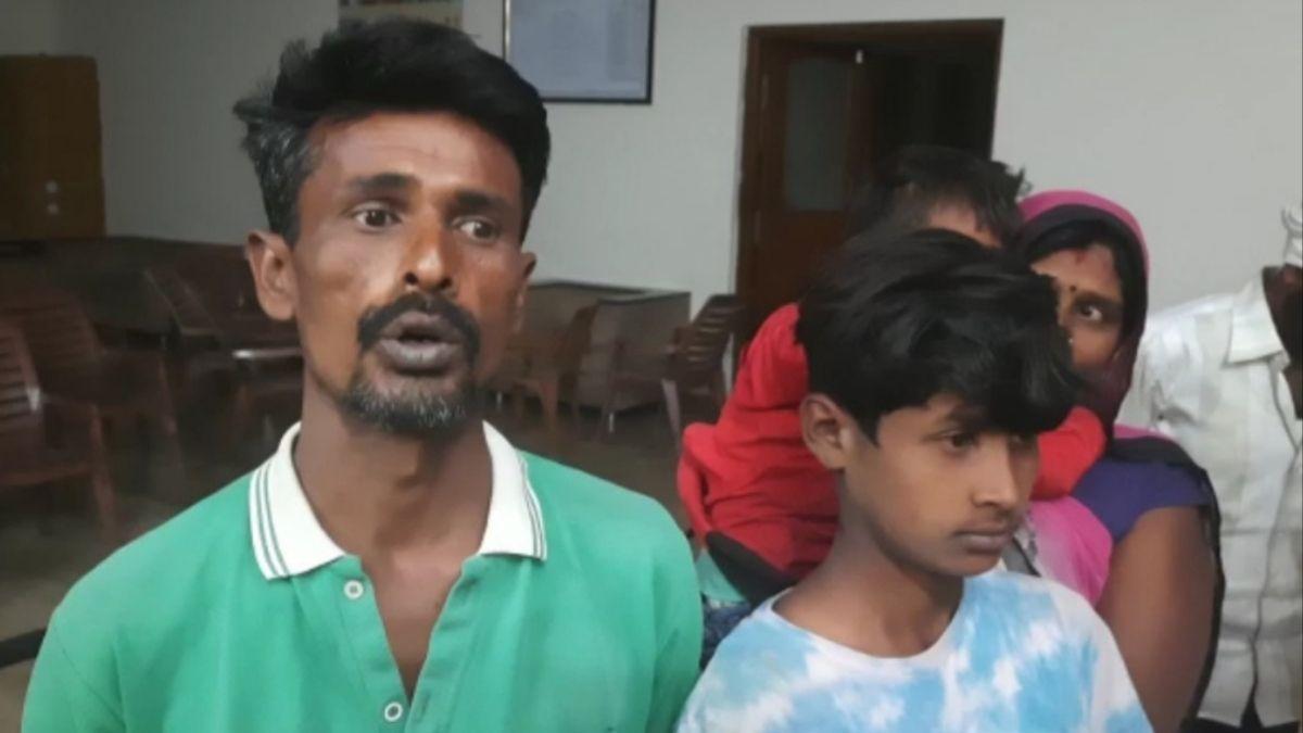 रिश्वत नहीं मिली तो दंपत्ति को लिख दिया मृत, 10 साल का बच्चा दिल्ली में 'मजदूर'.  (Photo: Aajtak)