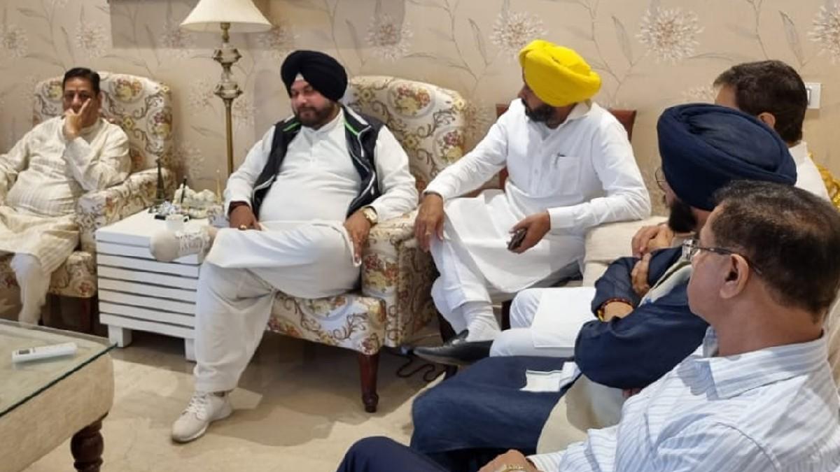 नवजोत सिंह सिद्धू अपने खेमे के नेताओं को साधने के लिए लगातार बैठकें कर रहे हैं.