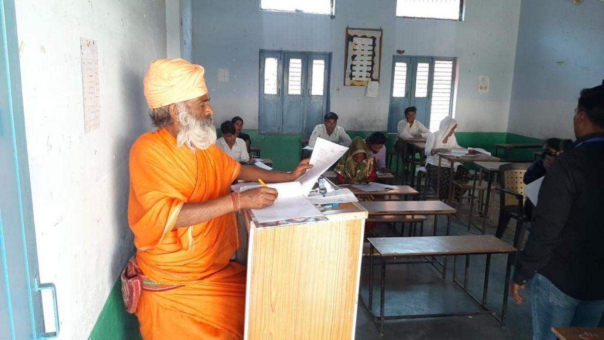 भिवानी में संत दे रहे 10वीं की परीक्षा, खड़े-खड़े ही लिखते हैं उत्तर. (Photo: Aajtak)