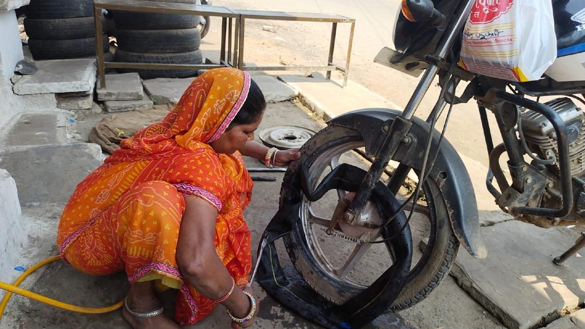 Women's Day Success Story: पति की मौत के बाद बनाए रखा हौसला, 20 साल से पंक्चर बनाकर पाल रहीं परिवार