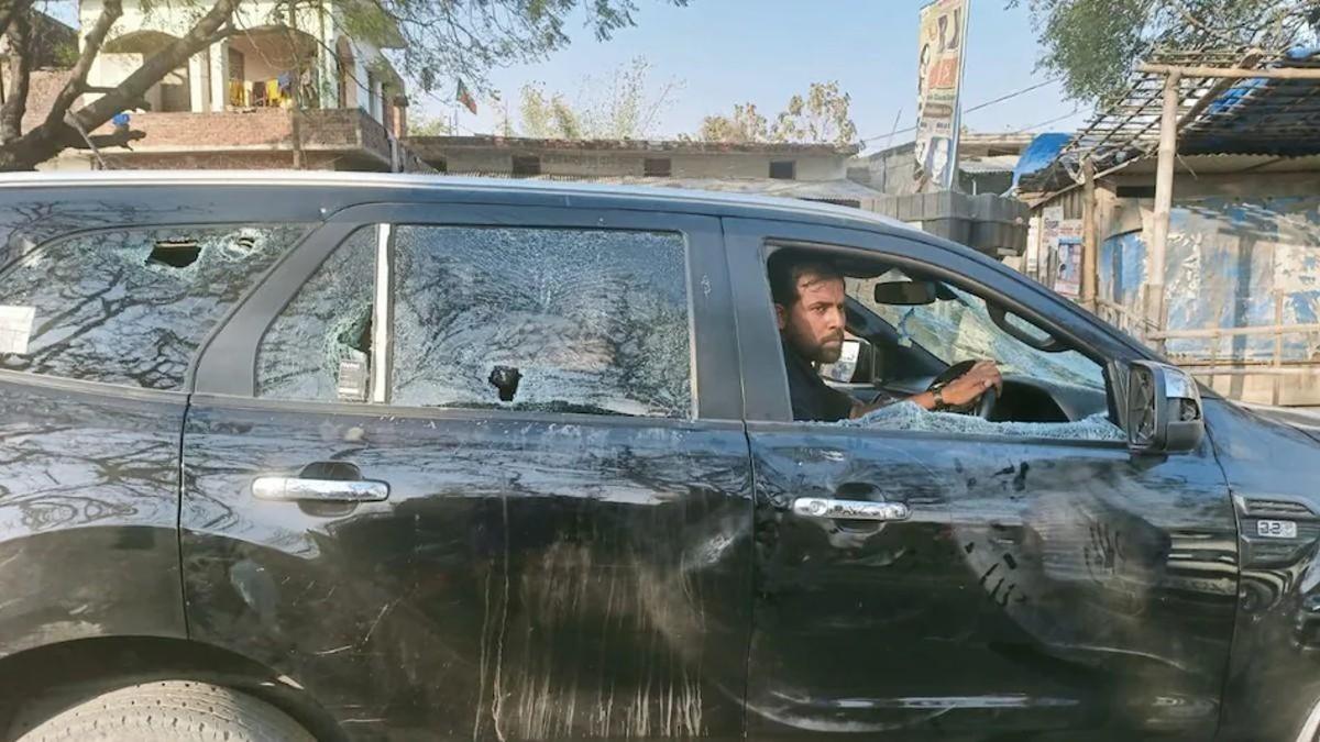 पथराव के बाद स्वामी प्रसाद मौर्य की गाड़ी के शीशे टूट गए थे.