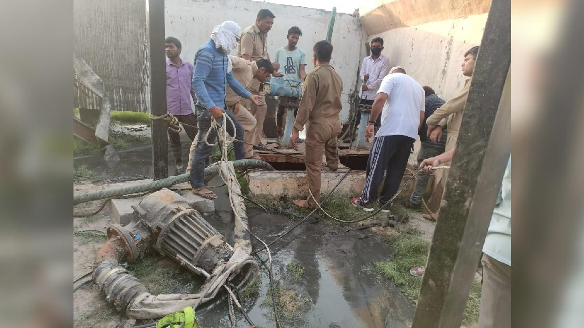 सीवरेज प्लांट में काम के दौरान बेहोश होने के बाद मजदूरों को अस्पताल पहुंचाया गया.