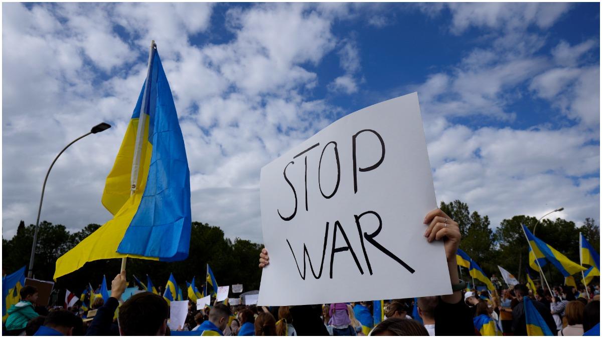 रूस के खिलाफ दुनिया के कई देशों में भी प्रदर्शन (प्रतीकात्मक फोटो-PTI)