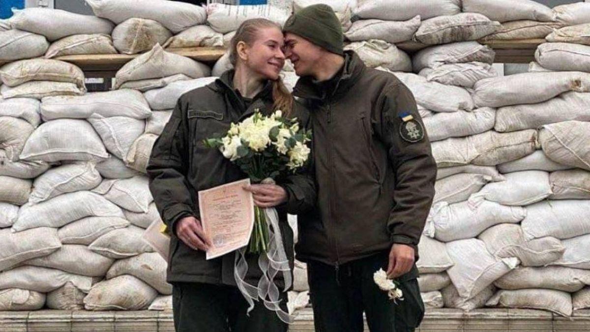 यूक्रेन में हाल ही में शादी करने वाला कपल