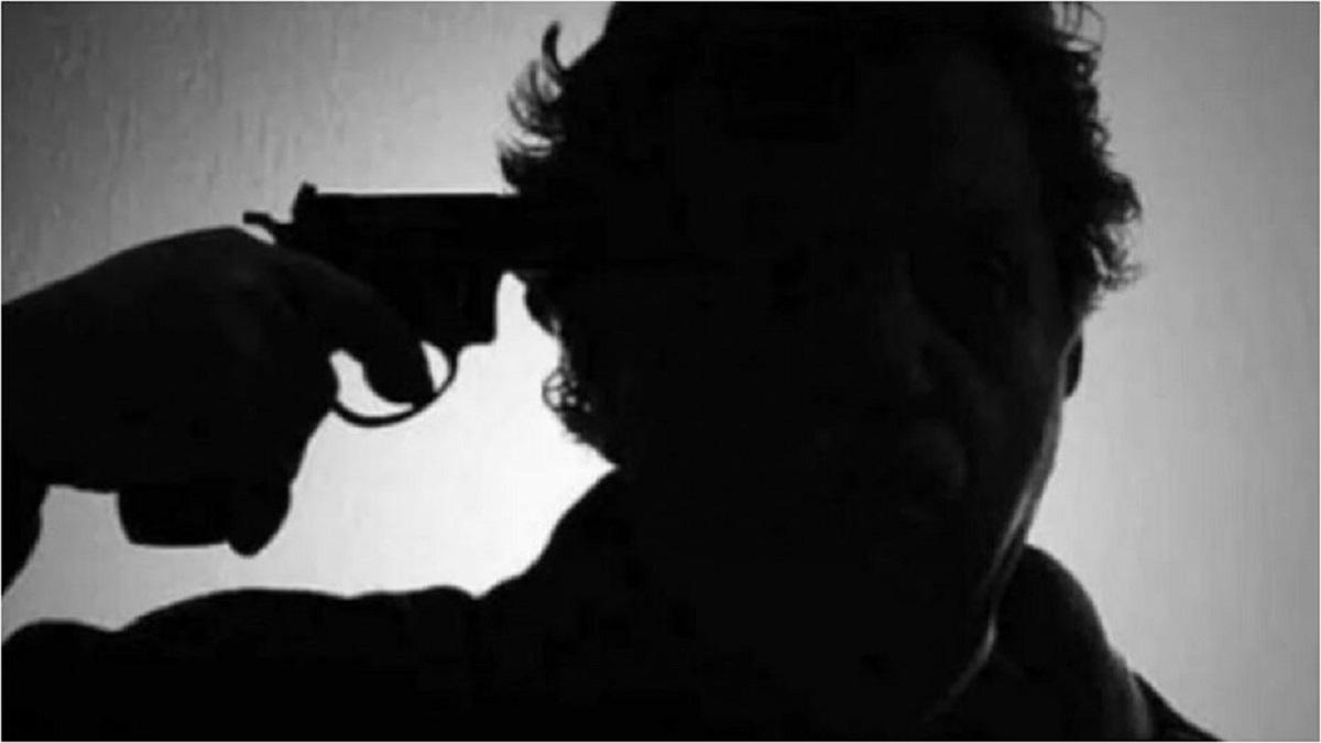 खुद की राइफल से अपने आप को मारी गोली.