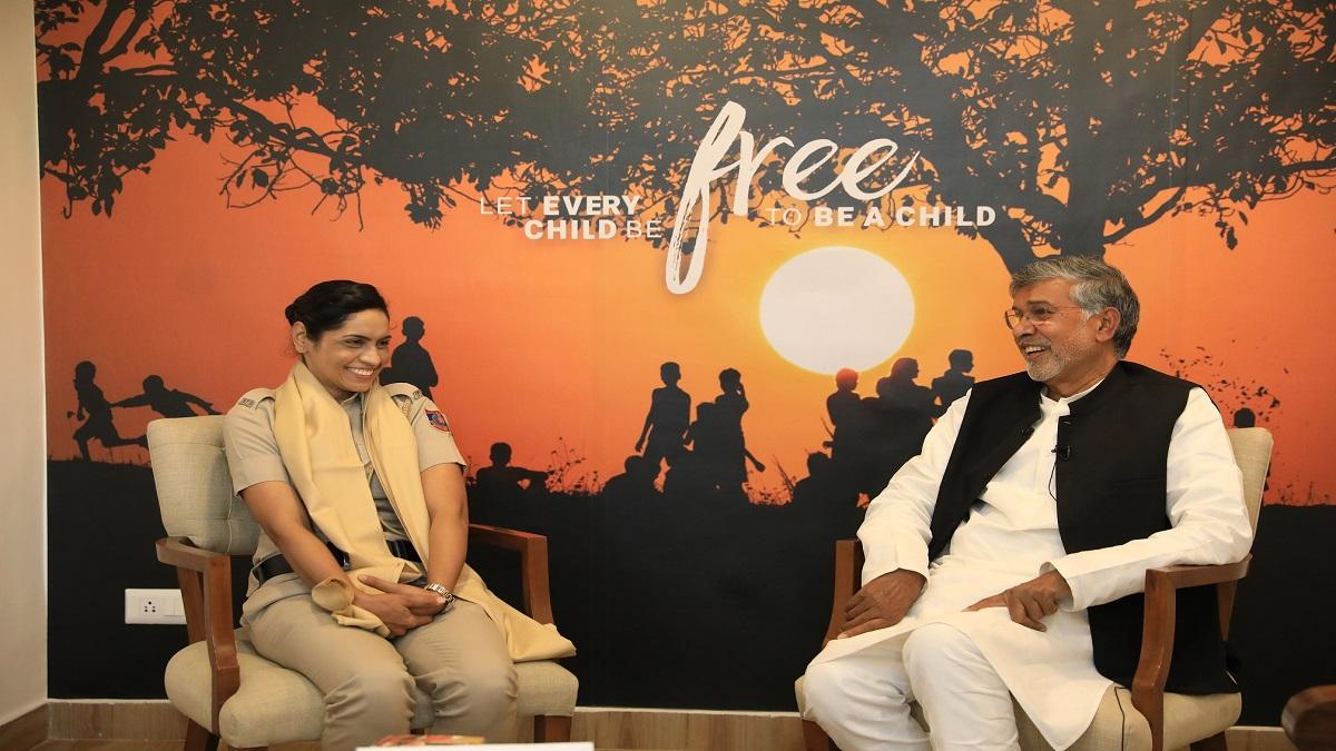 कैलाश सत्यार्थी के साथ कॉन्स्टेबल सुनीता