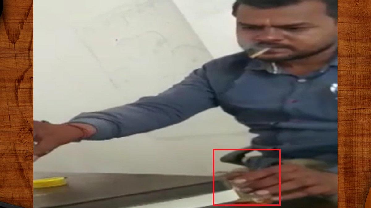 यूपी: हेडमास्टर और शिक्षक स्कूल में पी रहे थे शराब,  Video हुआ वायरल