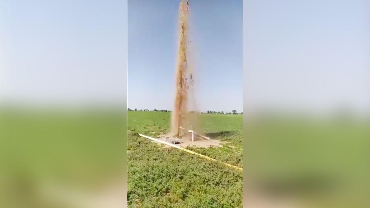 ट्यूबवेल से अचानक 50 फीट ऊपर निकला पानी