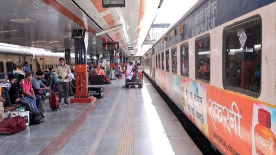 रेलवे स्टेशन पर प्रेमिका करती रही इंतजार, पैसे-गहने नहीं होने पर प्रेमी ने फोन कर लिया ऑफ - minor girl ran away Chhattisgarh waiting at Dholpur railway station lover mobile phone ...