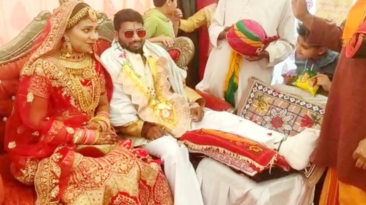 राजस्थान: एम्बुलेंस में बारात लेकर पहुंचा दूल्हा, स्ट्रेचर पर लिए सात फेरे