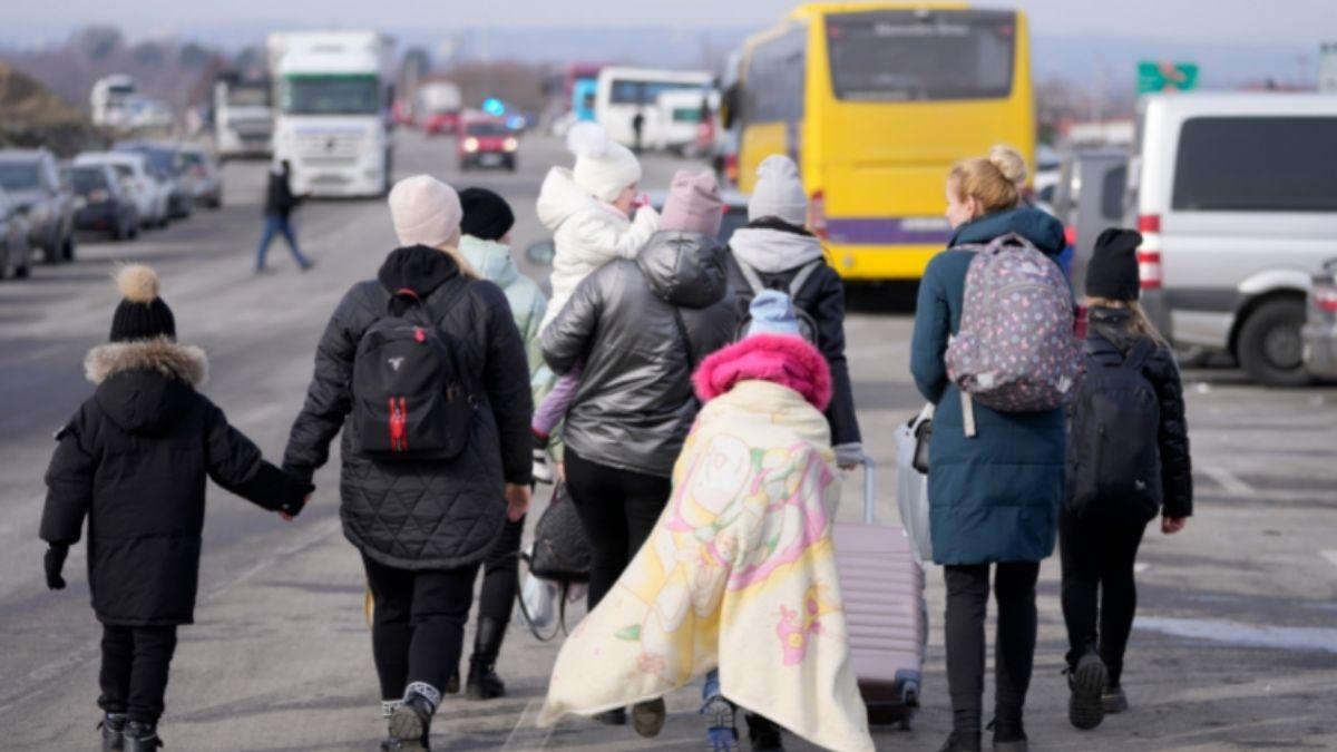 यूक्रेन से निकलकर लोग सुरक्षित स्थानों पर पहुंचने की कवायद कर रहे हैं