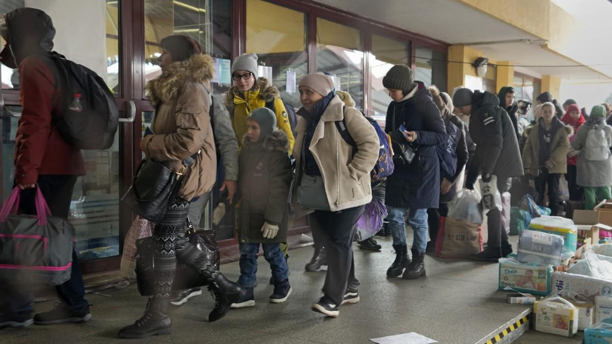 खारकीव में बमबारी के बीच अभी भी फंसे हैं भारतीय छात्र, बयां किया दर्द- न कंबल है, न खाना, रेलवे स्टेशनों पर भीड़ बेकाबू, निकलना मुश्किल