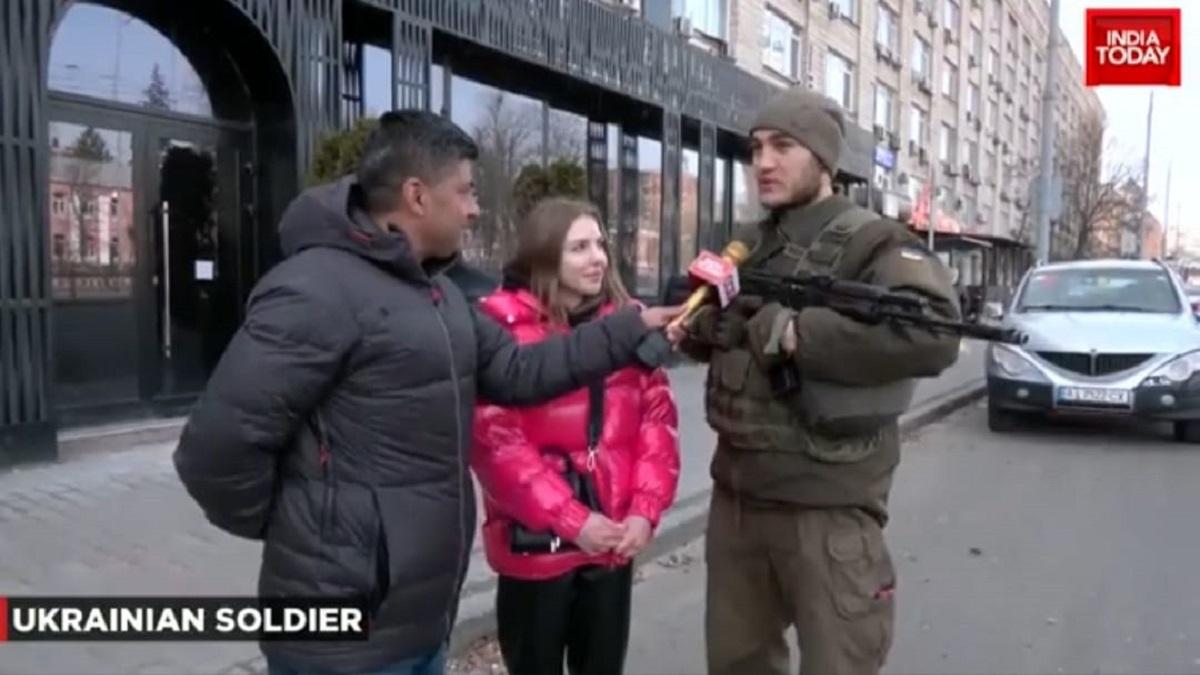 जंग के बीच जिंदा है प्यार! युद्ध के मैदान से लौटे यूक्रेनी सैनिक ने किया गर्लफ्रेंड को प्रपोज