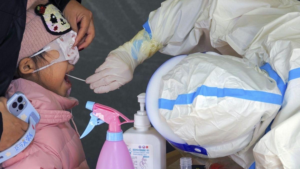 चीन में रविवार को कोरोना के 4000 से ज्यादा मामले सामने आए. 