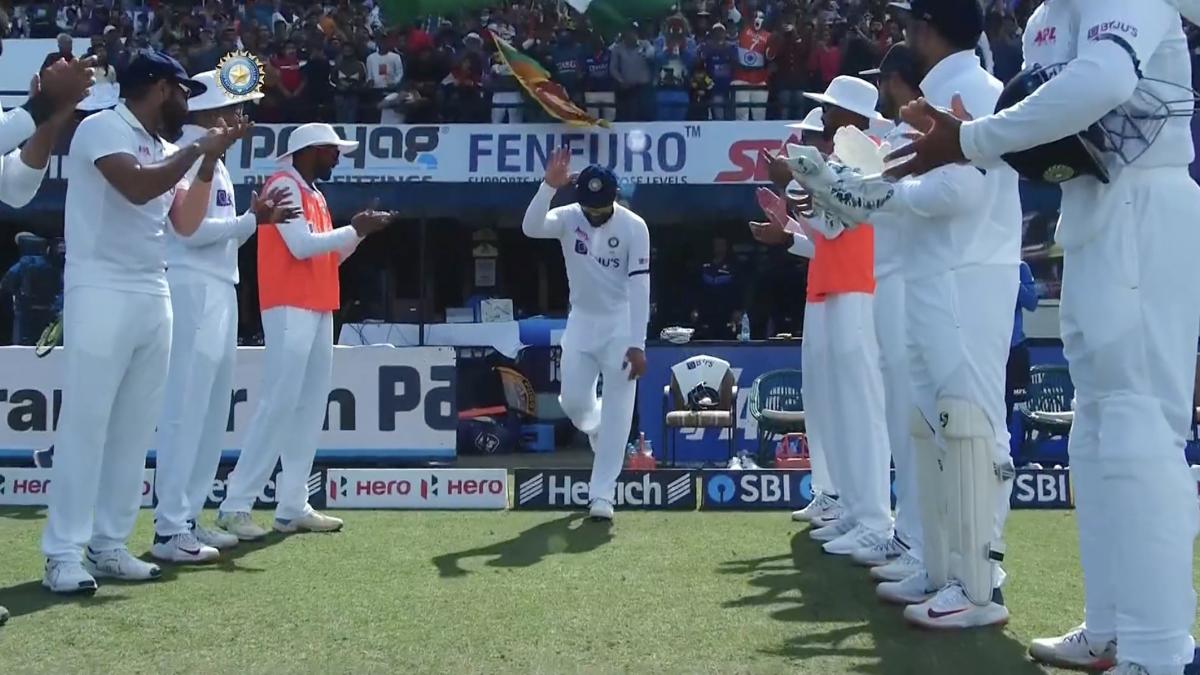 Virat Kohli: विराट कोहली को टीम इंडिया ने दिया गार्ड ऑफ ऑनर, विराट ने कैप्टन रोहित को लगाया गले, Video