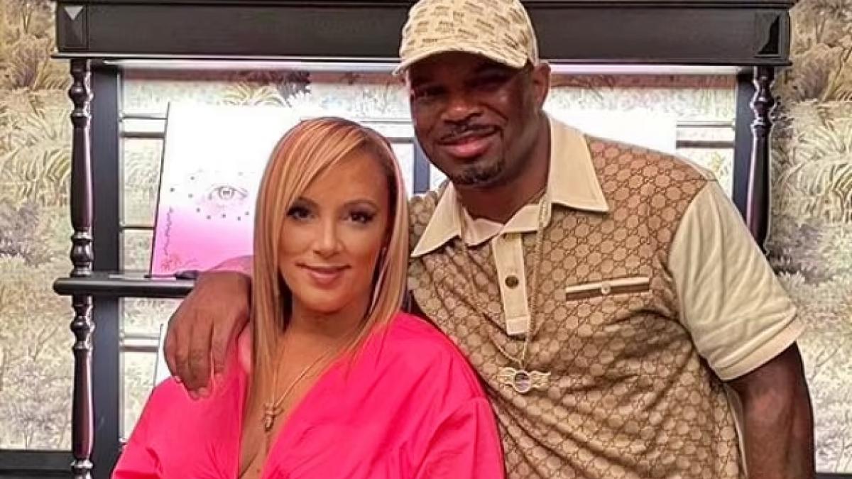 महिला कर्मचारी Jamie Petrone अपने पति के साथ (फोटो- इंस्टाग्राम)