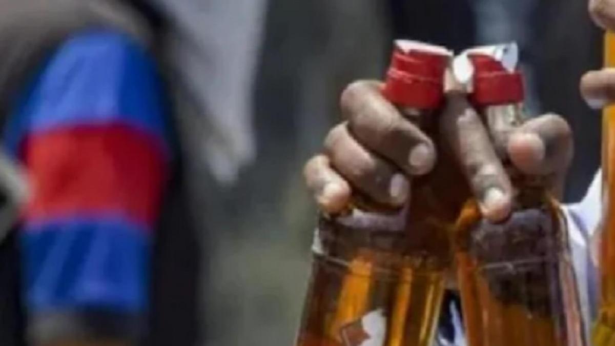पुलिस की गिरफ्त में आए शराब तस्कर