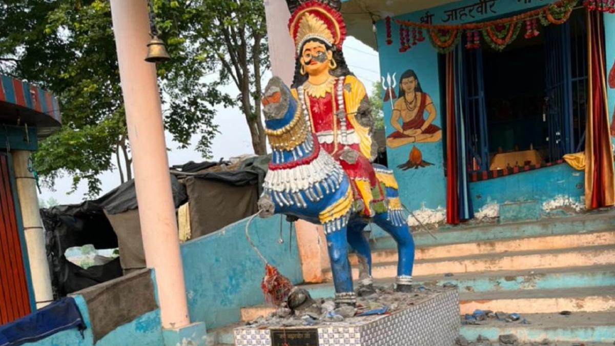 मंदिर में तोड़फोड़ से नाराज हुए ग्रामीण