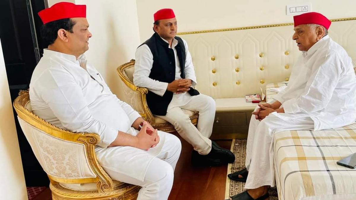 अखिलेश की मुलायम सिंह यादव से मुलाकात