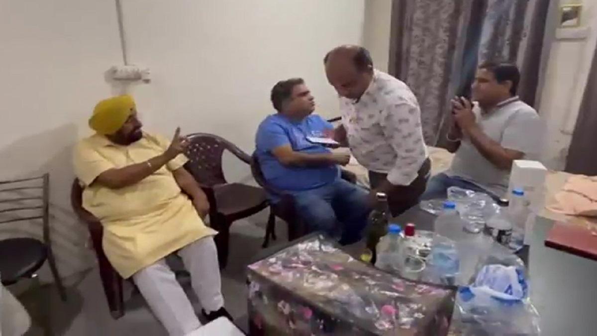 दारू पार्टी करते हुए पकड़ा गया चौकी इंचार्ज