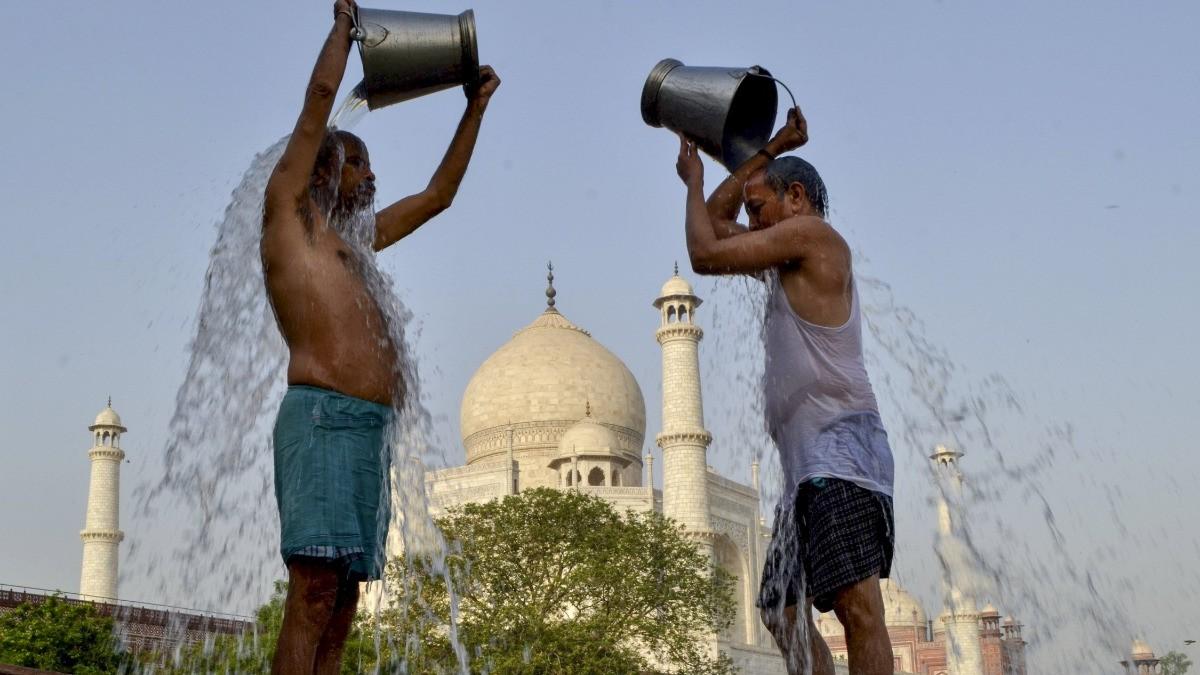 गर्मी से राहत पाने के लिए ताजमहल के पीछे दशहरा घाट पर नहाते युवक (फाइल फोटो- पीटीआई) 